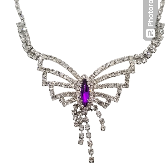 BEAUTIFUL DAINTY SILVERTONE & AUSTRIAN CRYSTAL OPEN DESIGN BUTTERFLY NECKLACE - Picture 5 of 6